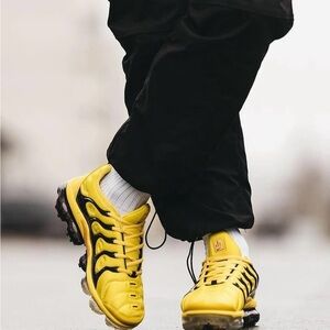 NIKE AIR VAPORMAX PLUS BUMBLEBEE -
BV6079-700